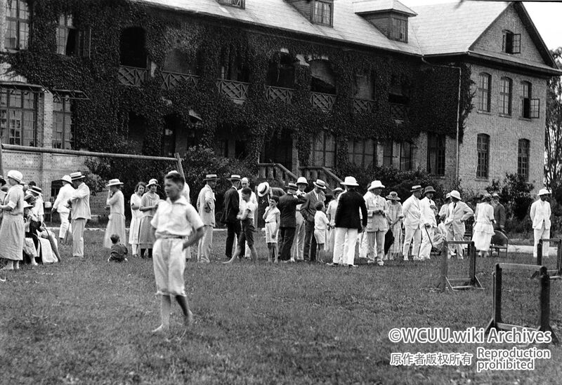 File:华西协合大学-加拿大学校-东-1930-局部和门前足球场.jpg