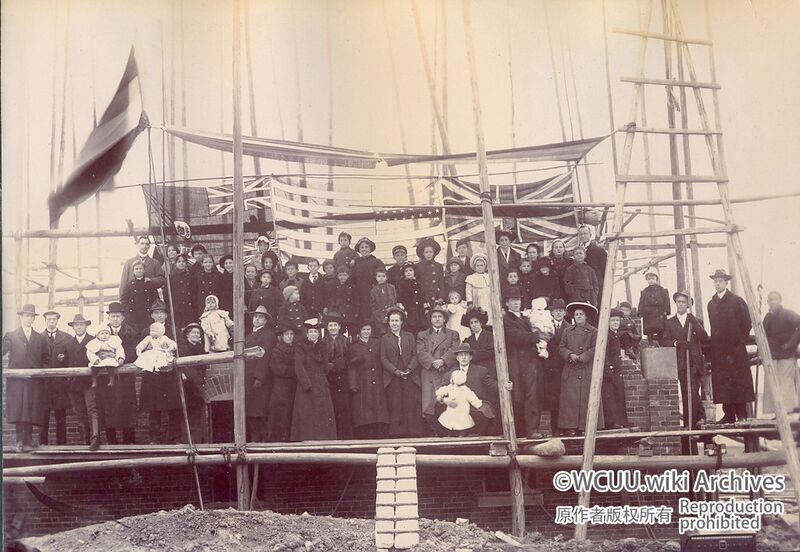 File:华西协合大学-加拿大学校-东-1915年12月17日-安放转角石的仪式.jpg