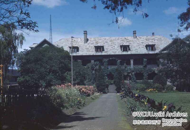 File:华西协合大学-加拿大学校-东-1948-正门已新建道路.jpg