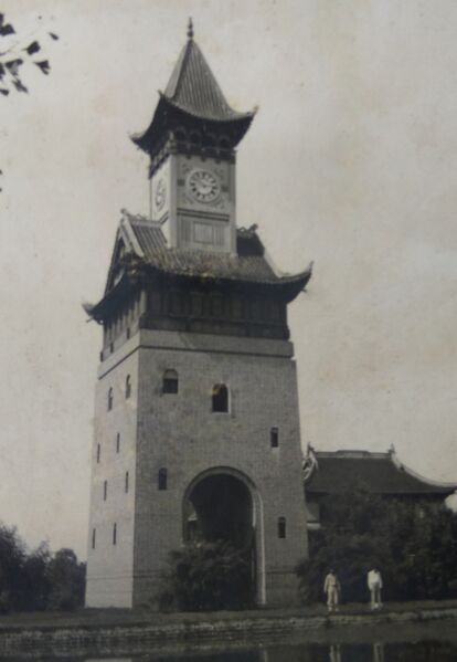 File:华西协合大学-科里斯纪念钟楼-西南-1926-两位男学生与钟楼合影-高清扫描.jpg