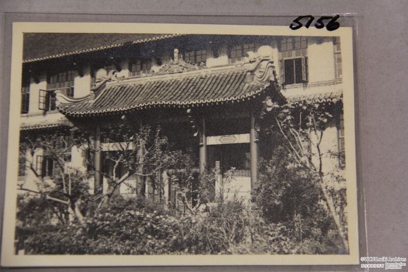 File:华西协合大学-生物楼-嘉德堂-西-正门特写-1940年代拍摄.jpg